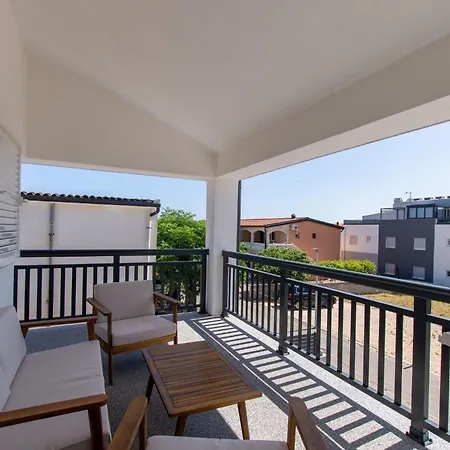 Sandra Apartment Vir