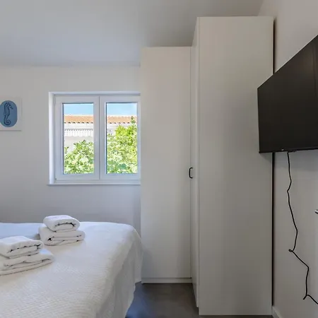 Sandra Apartment Vir