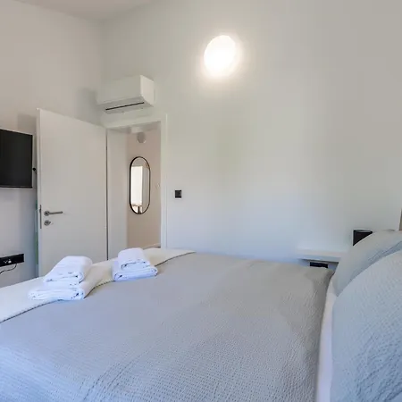 Sandra Apartment Vir